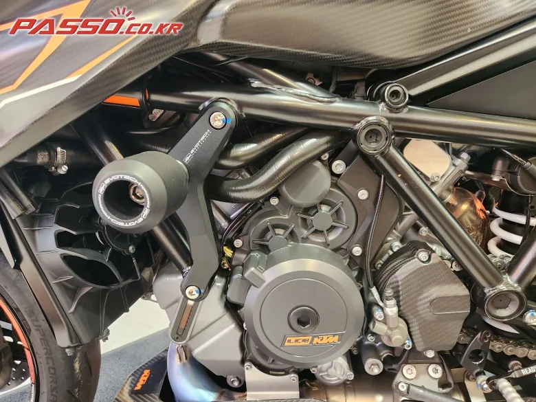 KTM 1290 슈퍼듀크 R 2022 블랙 사진 5
