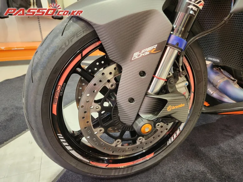 KTM 1290 슈퍼듀크 R 2022 블랙 사진 6