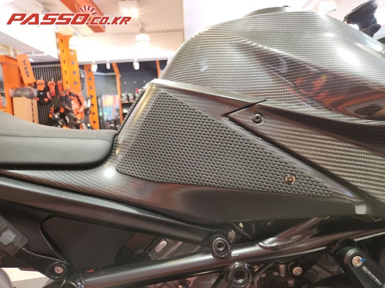 KTM 1290 슈퍼듀크 R 2022 블랙 사진 8