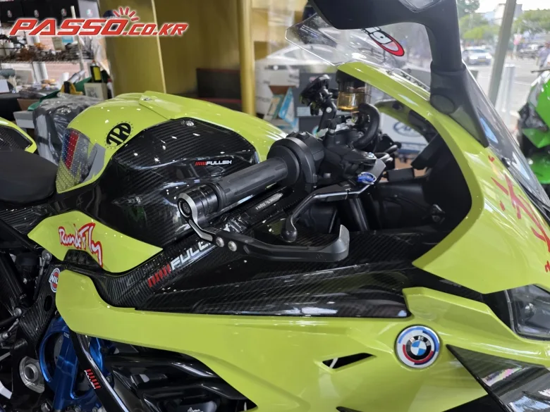 BMW M 1000 RR 2022 옐로 사진 2