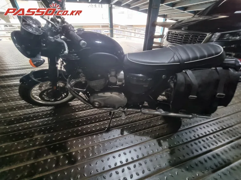 트라이엄프 본네빌 T120 2022 블랙 사진 4