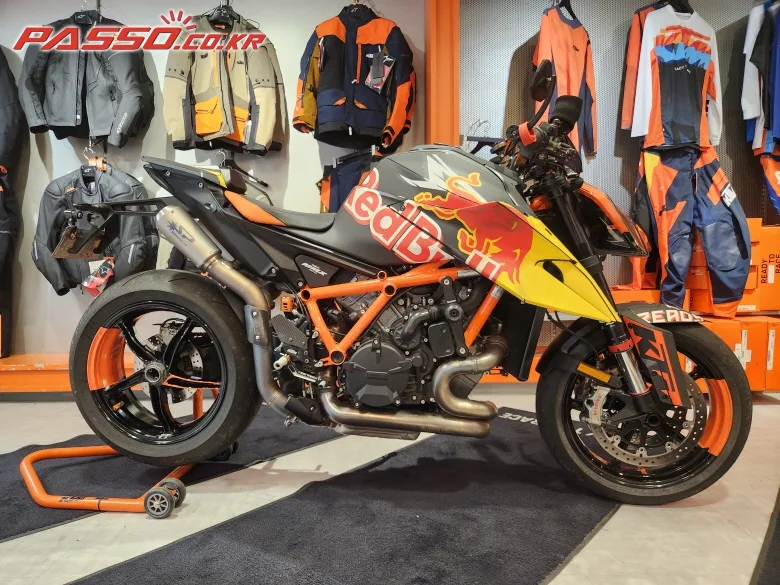 KTM 1290 슈퍼듀크 R 2021 오렌지 사진 1