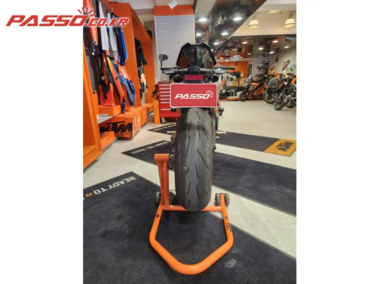 KTM 1290 슈퍼듀크 R 2021 오렌지 사진 3