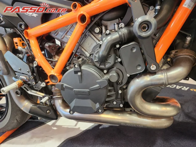 KTM 1290 슈퍼듀크 R 2021 오렌지 사진 5