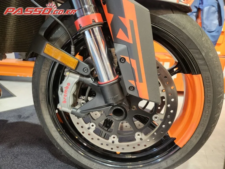 KTM 1290 슈퍼듀크 R 2021 오렌지 사진 6