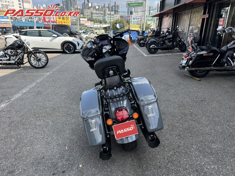 할리데이비슨 로드 글라이드 ST 2022 블랙 사진 3