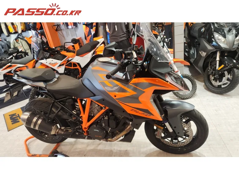 KTM 1290 슈퍼듀크 GT 2022 오렌지