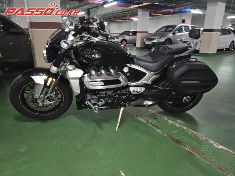 트라이엄프 로켓Ⅲ GT 2023 블랙 사진 2
