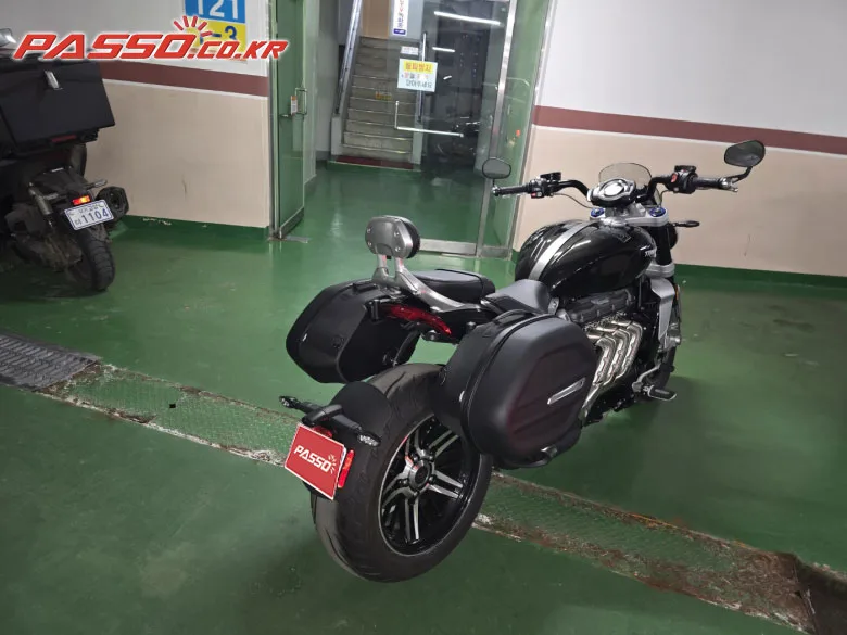 트라이엄프 로켓Ⅲ GT 2023 블랙 사진 3