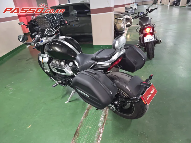 트라이엄프 로켓Ⅲ GT 2023 블랙 사진 4