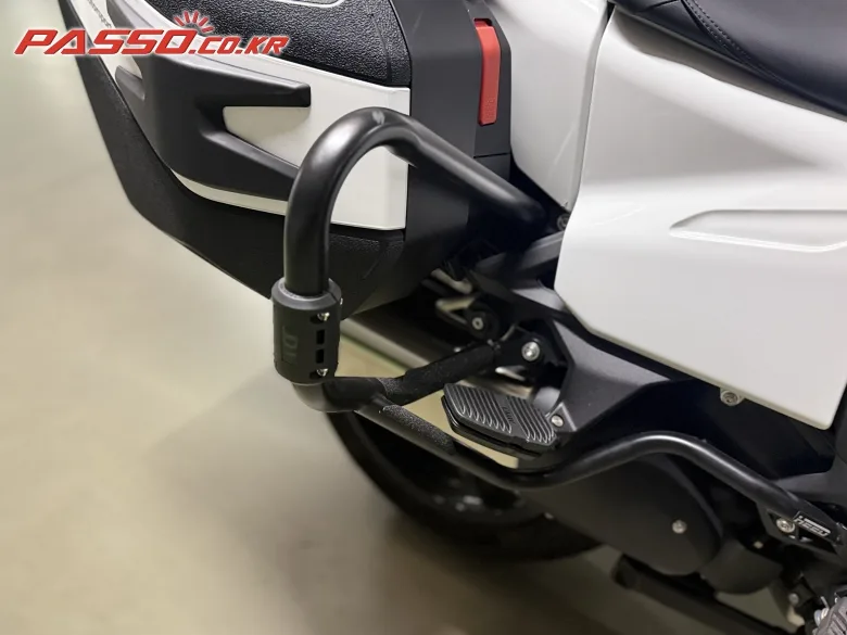 BMW R 1300 RT 2026 화이트 사진 7
