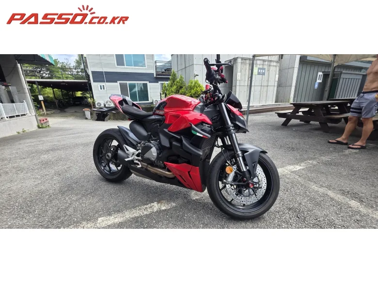 두카티 스트리트파이터 S 2022 레드