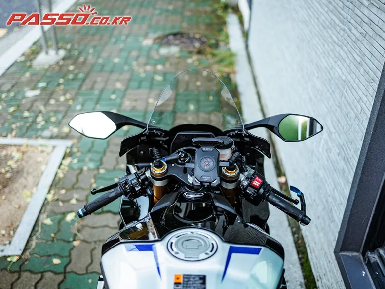 야마하 YZF R1 M 2024 블랙 사진 4