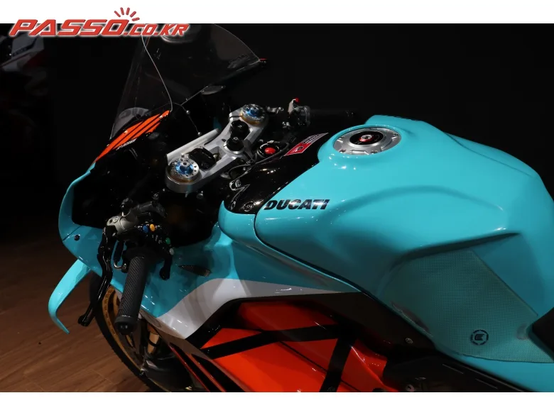 두카티 파니갈레 V4 S 2023 청록 사진 4