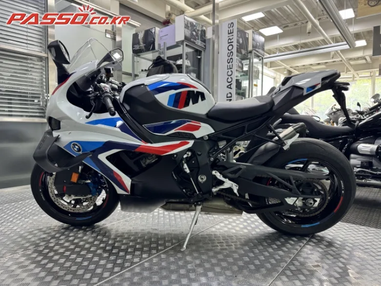 BMW M 1000 RR 2025 화이트 사진 2
