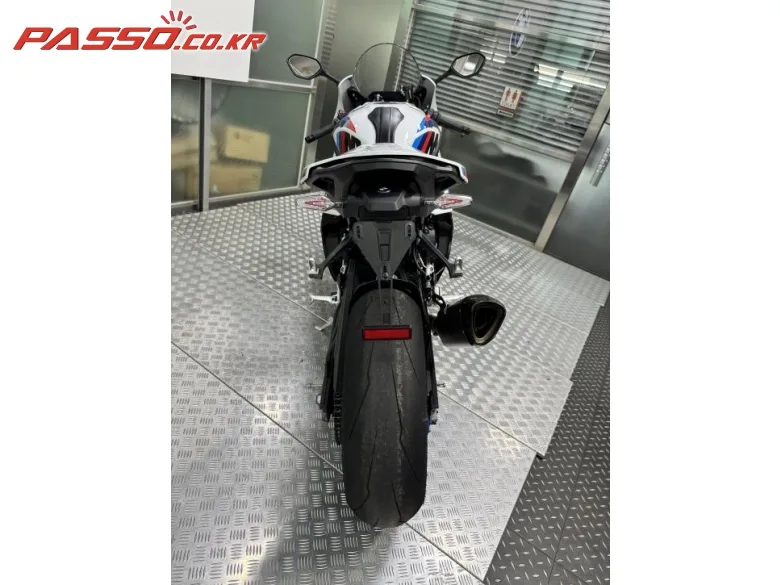 BMW M 1000 RR 2025 화이트 사진 3