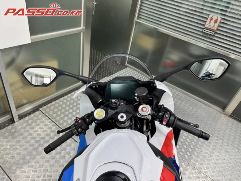 BMW M 1000 RR 2025 화이트 사진 4