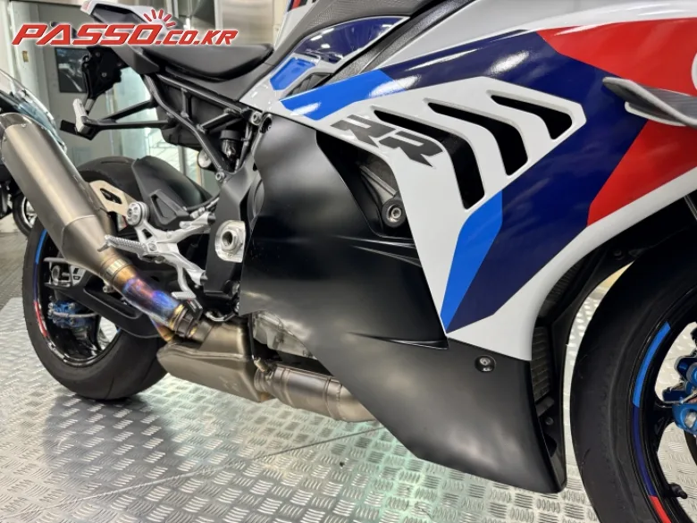 BMW M 1000 RR 2025 화이트 사진 5