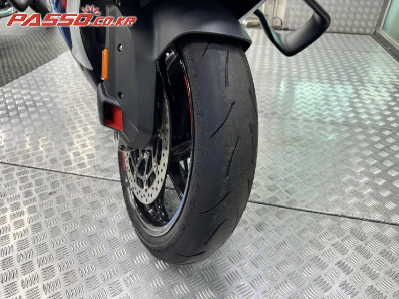 BMW M 1000 RR 2025 화이트 사진 6