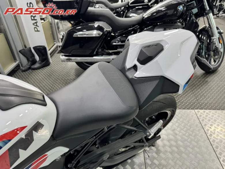 BMW M 1000 RR 2025 화이트 사진 8