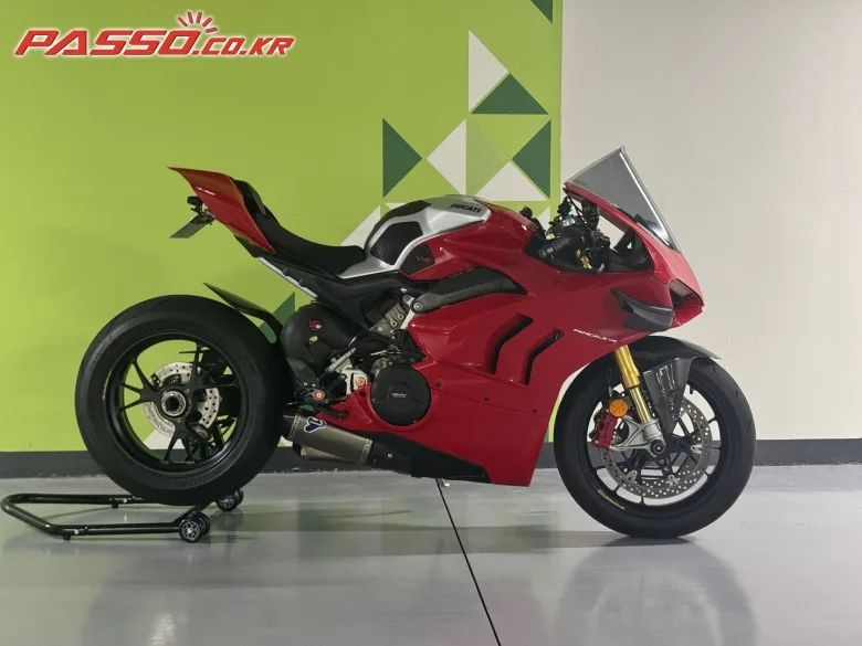 두카티 파니갈레 V4 S 2021 레드 사진 1