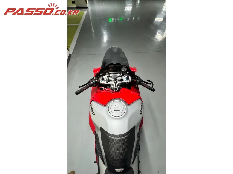 두카티 파니갈레 V4 S 2021 레드 사진 4