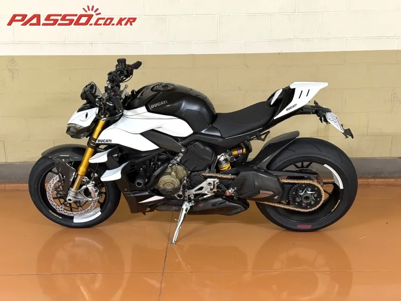 두카티 스트리트파이터 V4 S 2021 화이트 사진 2