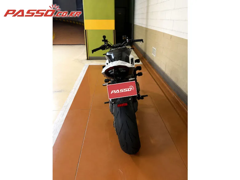 두카티 스트리트파이터 V4 S 2021 화이트 사진 3
