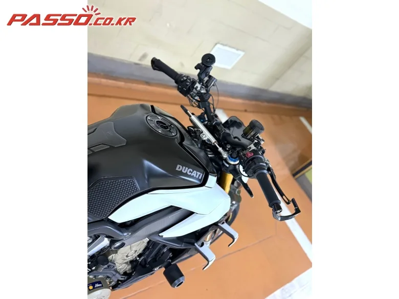 두카티 스트리트파이터 V4 S 2021 화이트 사진 4