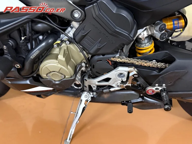 두카티 스트리트파이터 V4 S 2021 화이트 사진 5