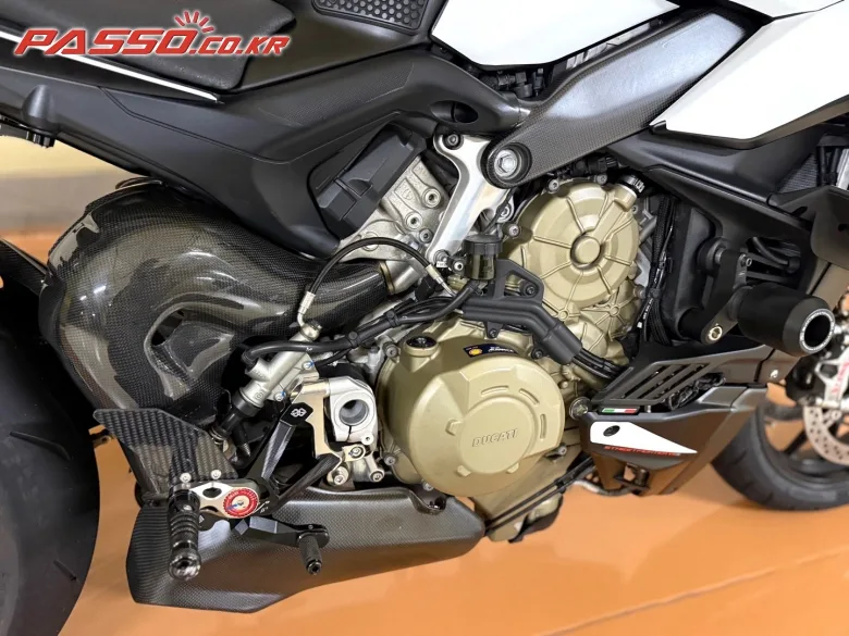 두카티 스트리트파이터 V4 S 2021 화이트 사진 7