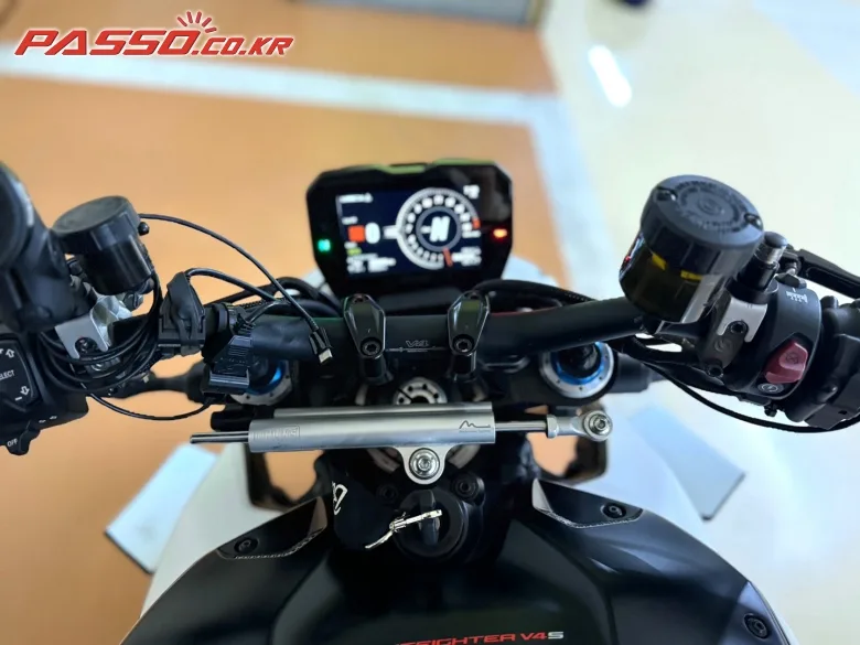 두카티 스트리트파이터 V4 S 2021 화이트 사진 8