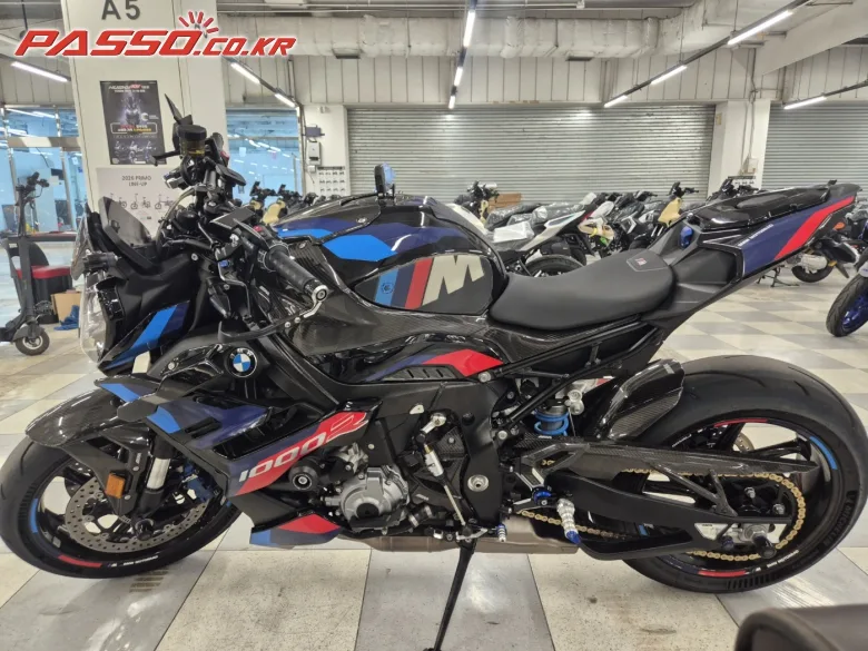 BMW M 1000 R 2023 블랙 사진 2