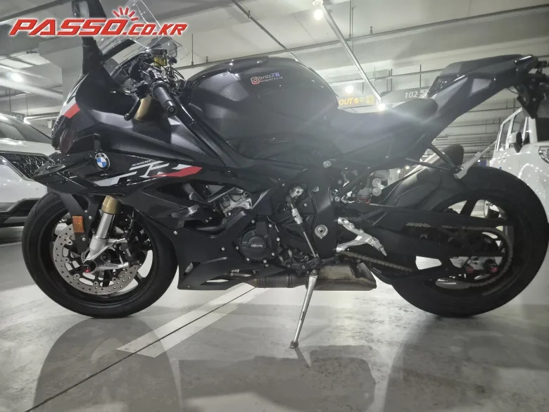 BMW S 1000 RR 2024 블랙 사진 2