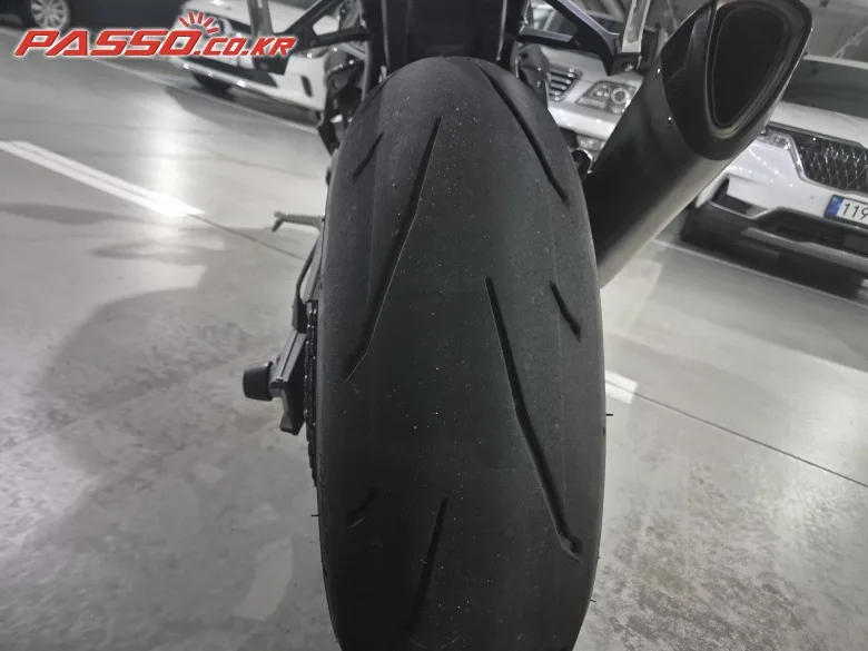 BMW S 1000 RR 2024 블랙 사진 3