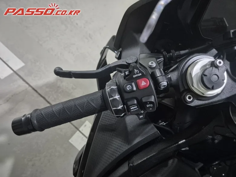 BMW S 1000 RR 2024 블랙 사진 4