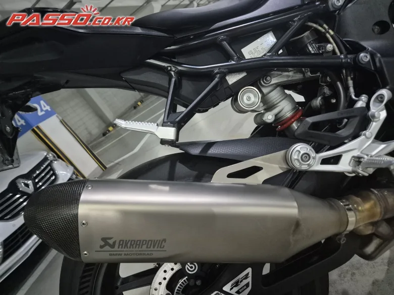 BMW S 1000 RR 2024 블랙 사진 7
