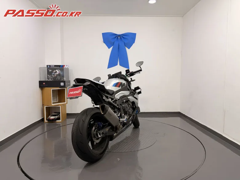BMW M 1000 R 2025 화이트 사진 3