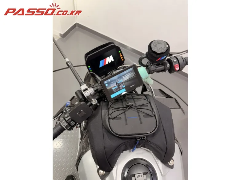 BMW M 1000 R 2025 화이트 사진 4
