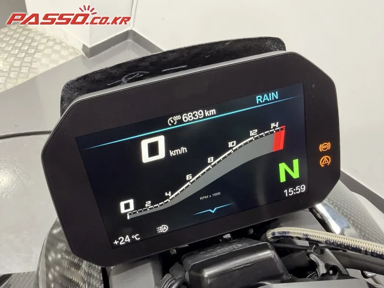 BMW M 1000 R 2025 화이트 사진 5