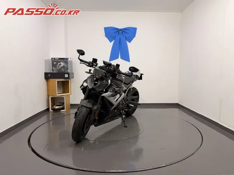 BMW M 1000 R 2025 화이트 사진 6
