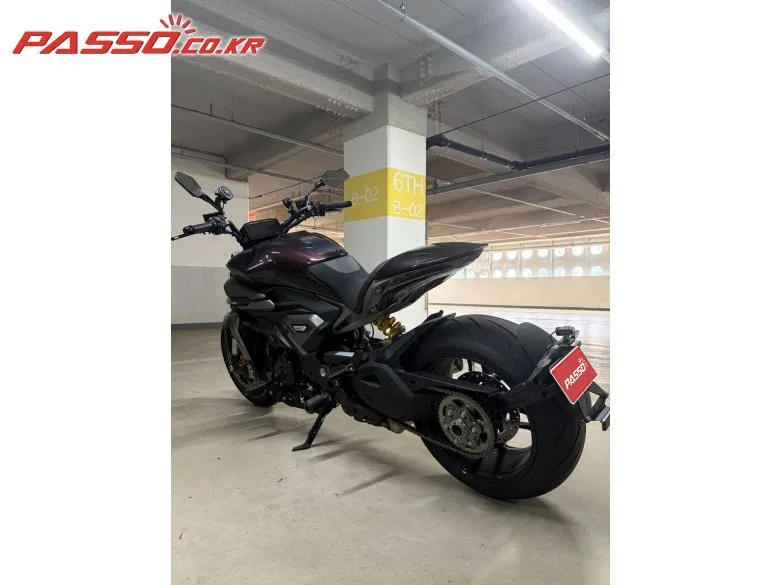 두카티 X 디아벨 V4 2025 블랙 사진 2