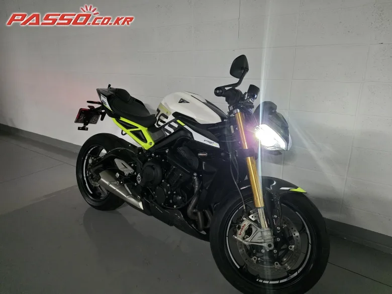 트라이엄프 스트릿 트리플 765 MOTO2™ 에디션 2024 블랙 사진 1