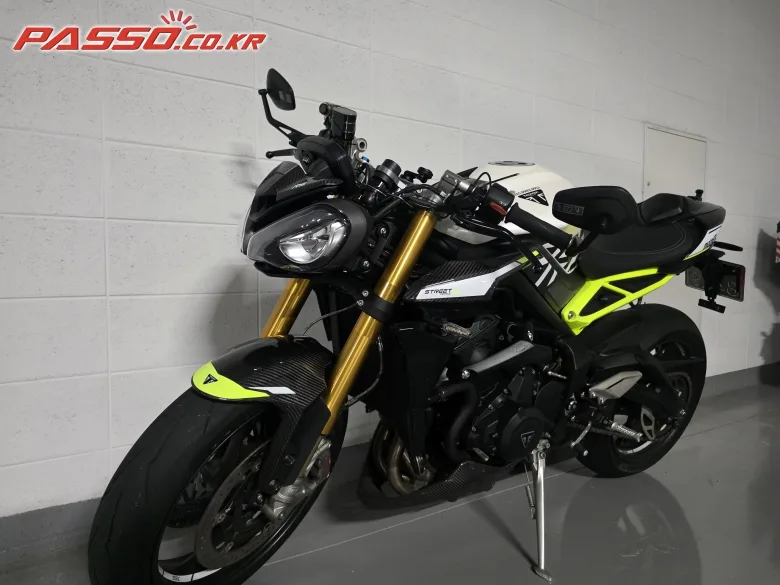 트라이엄프 스트릿 트리플 765 MOTO2™ 에디션 2024 블랙 사진 2