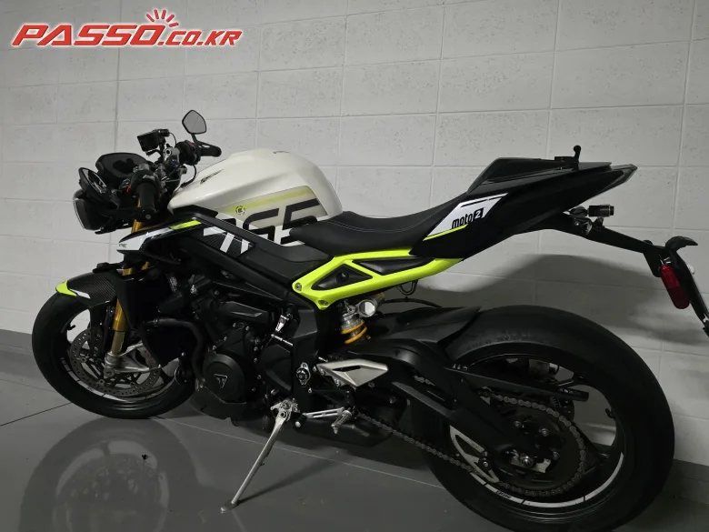 트라이엄프 스트릿 트리플 765 MOTO2™ 에디션 2024 블랙 사진 3