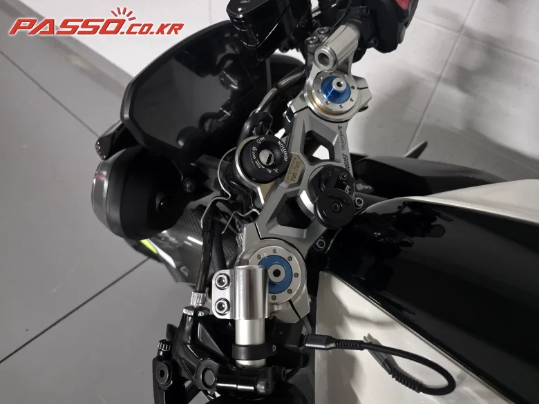 트라이엄프 스트릿 트리플 765 MOTO2™ 에디션 2024 블랙 사진 4