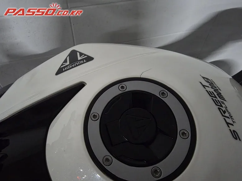 트라이엄프 스트릿 트리플 765 MOTO2™ 에디션 2024 블랙 사진 5