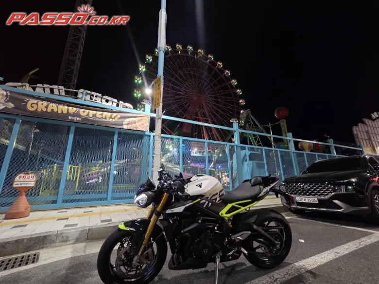 트라이엄프 스트릿 트리플 765 MOTO2™ 에디션 2024 블랙 사진 6