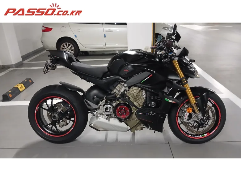 두카티 스트리트파이터 V4 S 2022 블랙