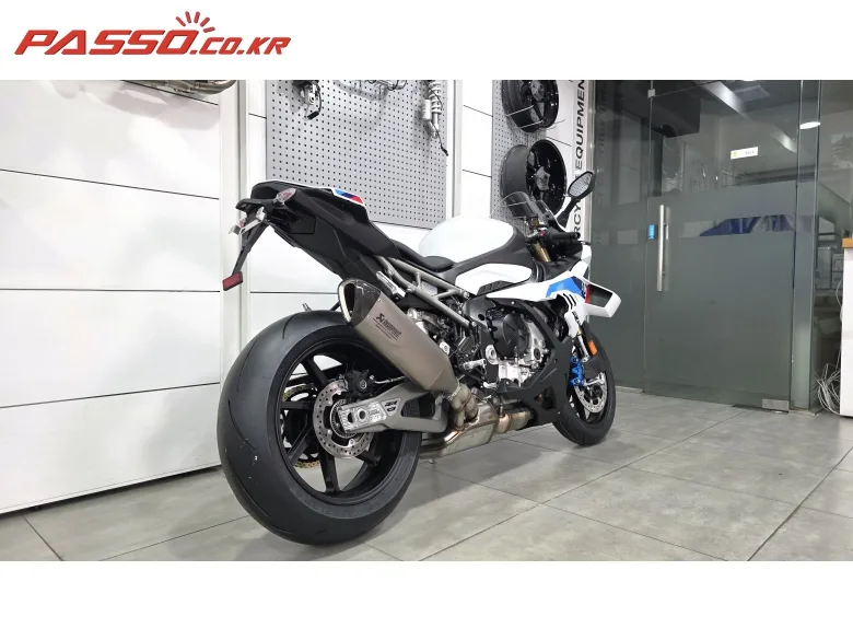 BMW S 1000 RR 2026 화이트 사진 3